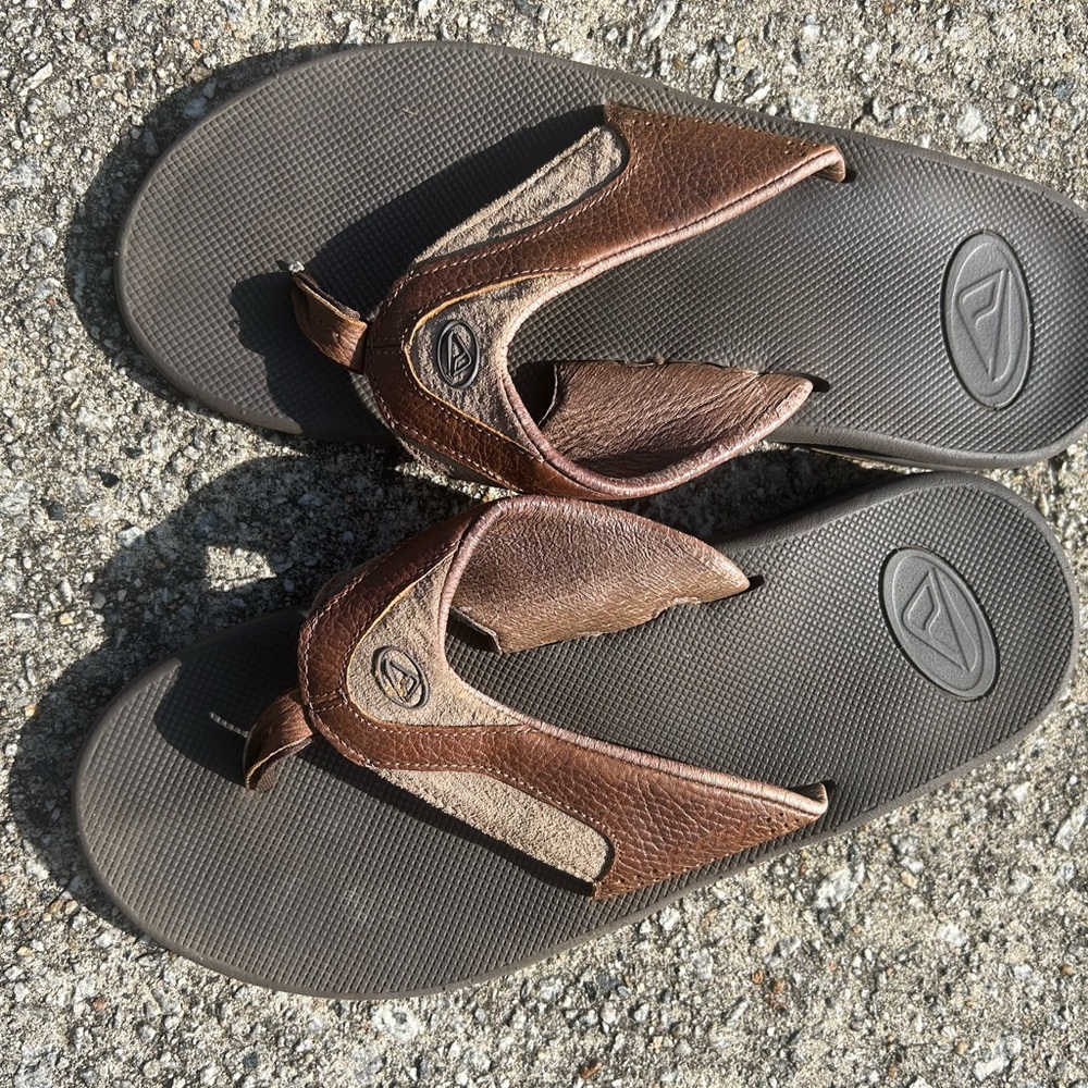 Men’s Reef bottle opener style leather flip flops size 9